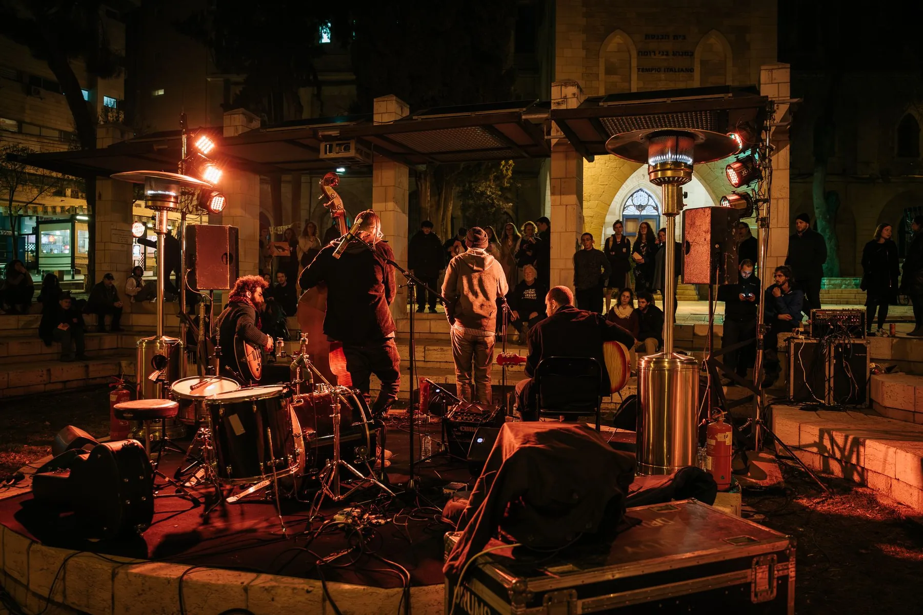 Groupe de musique en concert extérieur Groupe de musique en concert extérieur