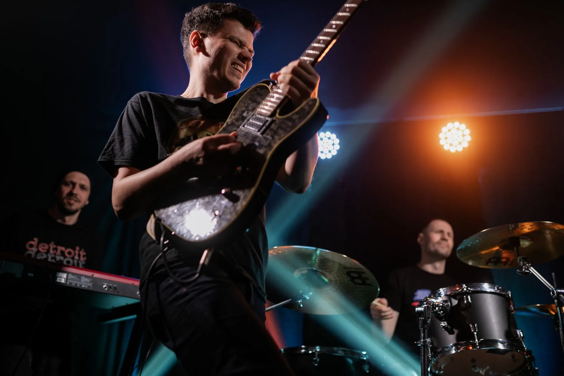 Guitariste et groupe en concert live Guitariste et groupe en concert live